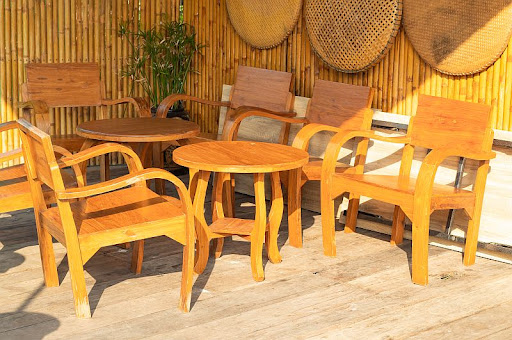 vonkajšie posedenie z dreva, masívne stoličky prirodzene oranžovej farby
