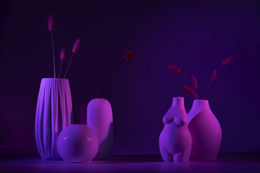 fialové vázy rôznych tvarov