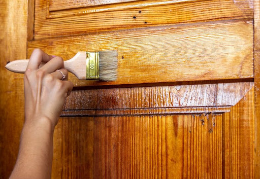 nanášanie lazúry či laku na drevené dvere