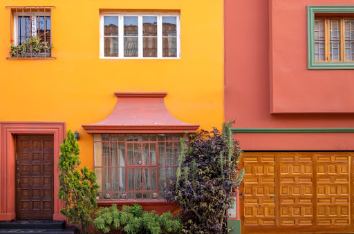 oranžová a červená fasáda domu
