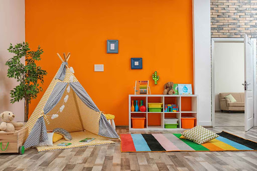 farebná detská izba so stanom, kobercom a poličkou