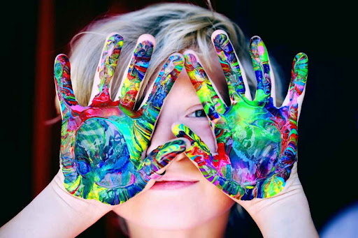 dieťa s farbami na dlaniach