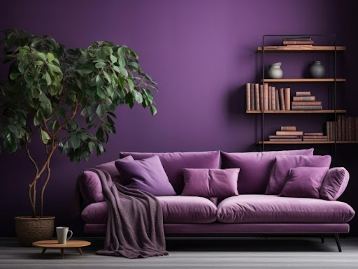 fialový interiér s pohovkou, policou a rastlinou