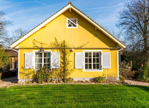 rodinný dom so žltou fasádou
